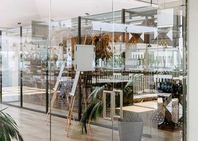 Glass sistem sa mimokretnim vratima - Kristal