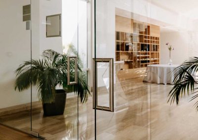 Glass sistem sa mimokretnim vratima - Kristal