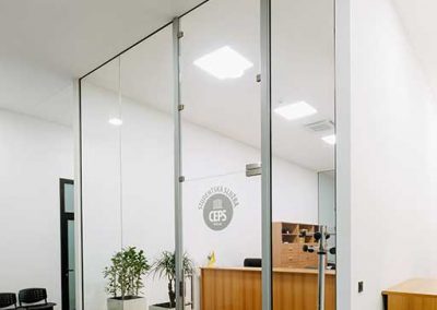 Glass sistem sa mimokretnim vratima - Kristal