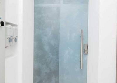 Glass sistem sa mimokretnim vratima - Kristal