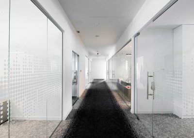 Glass sistem sa mimokretnim vratima - Kristal