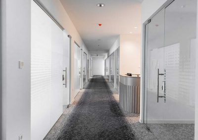 Glass sistem sa mimokretnim vratima - Kristal