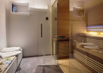 Glass sistem sa mimokretnim vratima - Kristal