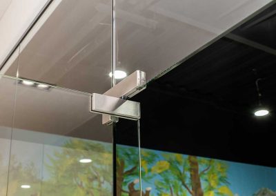 Glass sistem sa mimokretnim vratima - Kristal