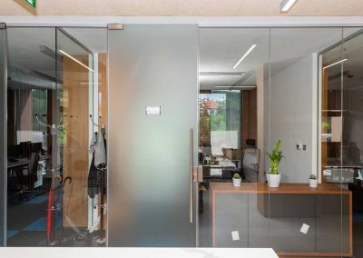 Glass sistem sa mimokretnim vratima - Kristal