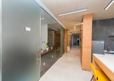 Glass sistem sa mimokretnim vratima - Kristal