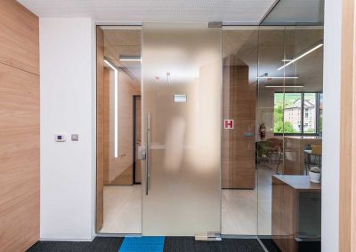 Glass sistem sa mimokretnim vratima - Kristal